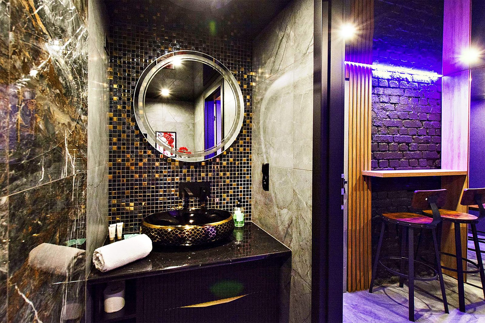 Secret Apartments: łazienka i bar